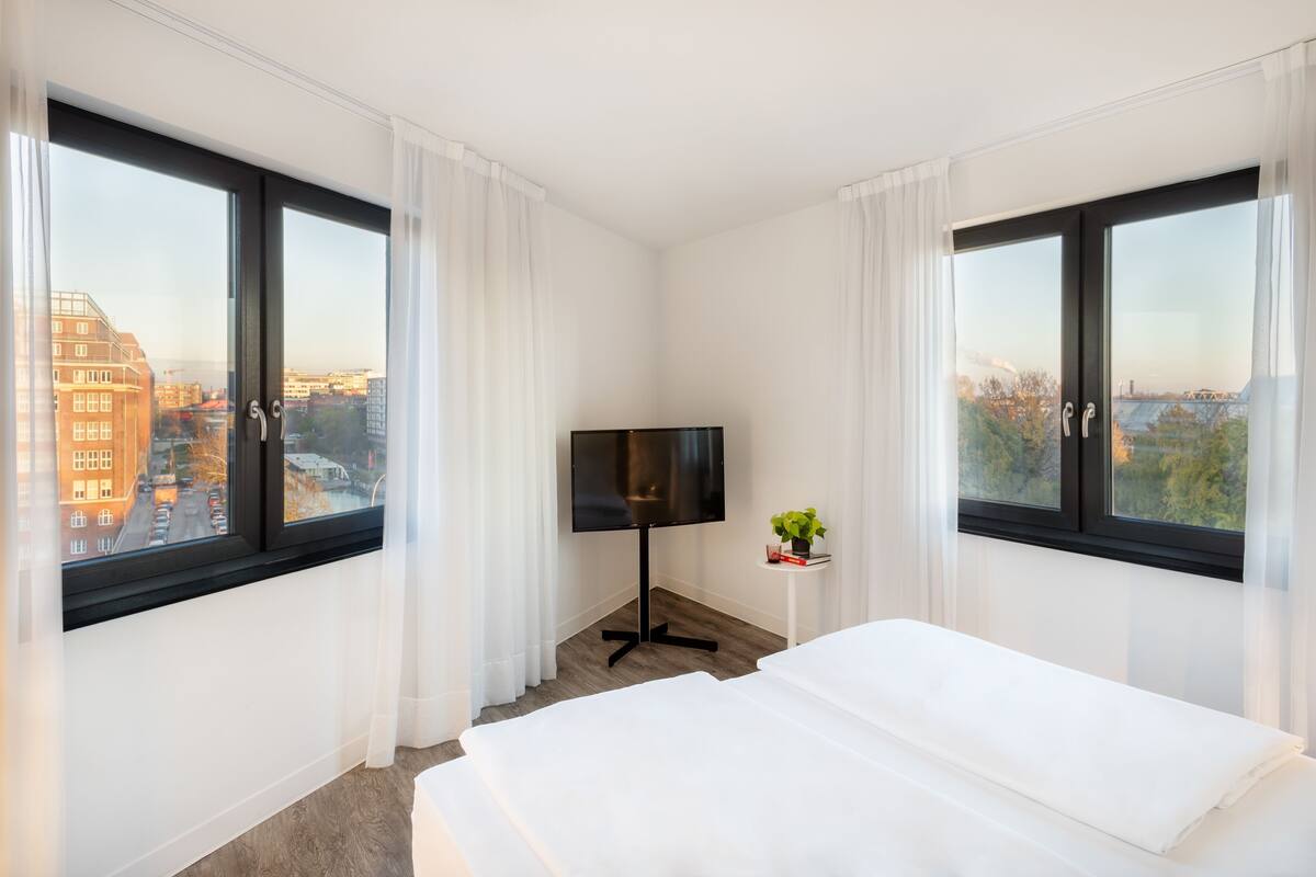 Minibar, värdeförvaringsskåp på rummet och skrivbord