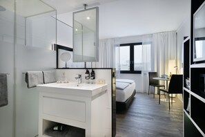 The Innside Room | Bathroom | Eco-friendly toiletries, hair dryer, towels, soap - INNSiDE by Meliá Hamburg Hafen (Hamburg)