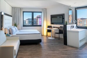 The Innside Room for Families | Minibar, in-room safe, desk, blackout curtains - INNSiDE by Meliá Hamburg Hafen (Hamburg)
