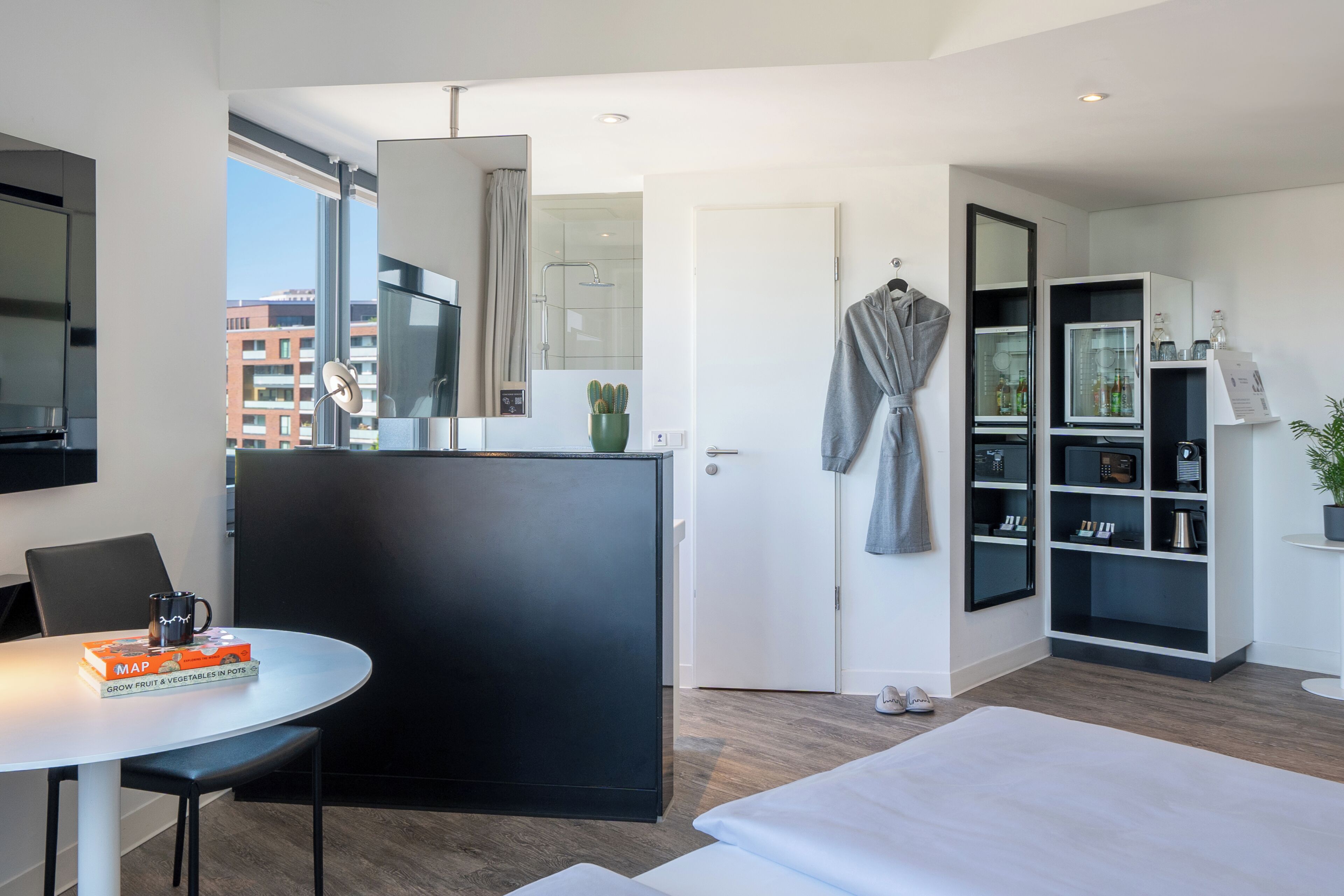 Minibar, Zimmersafe, Schreibtisch, Verdunkelungsvorhänge