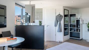 Minibar, Zimmersafe, Schreibtisch, Verdunkelungsvorhänge
