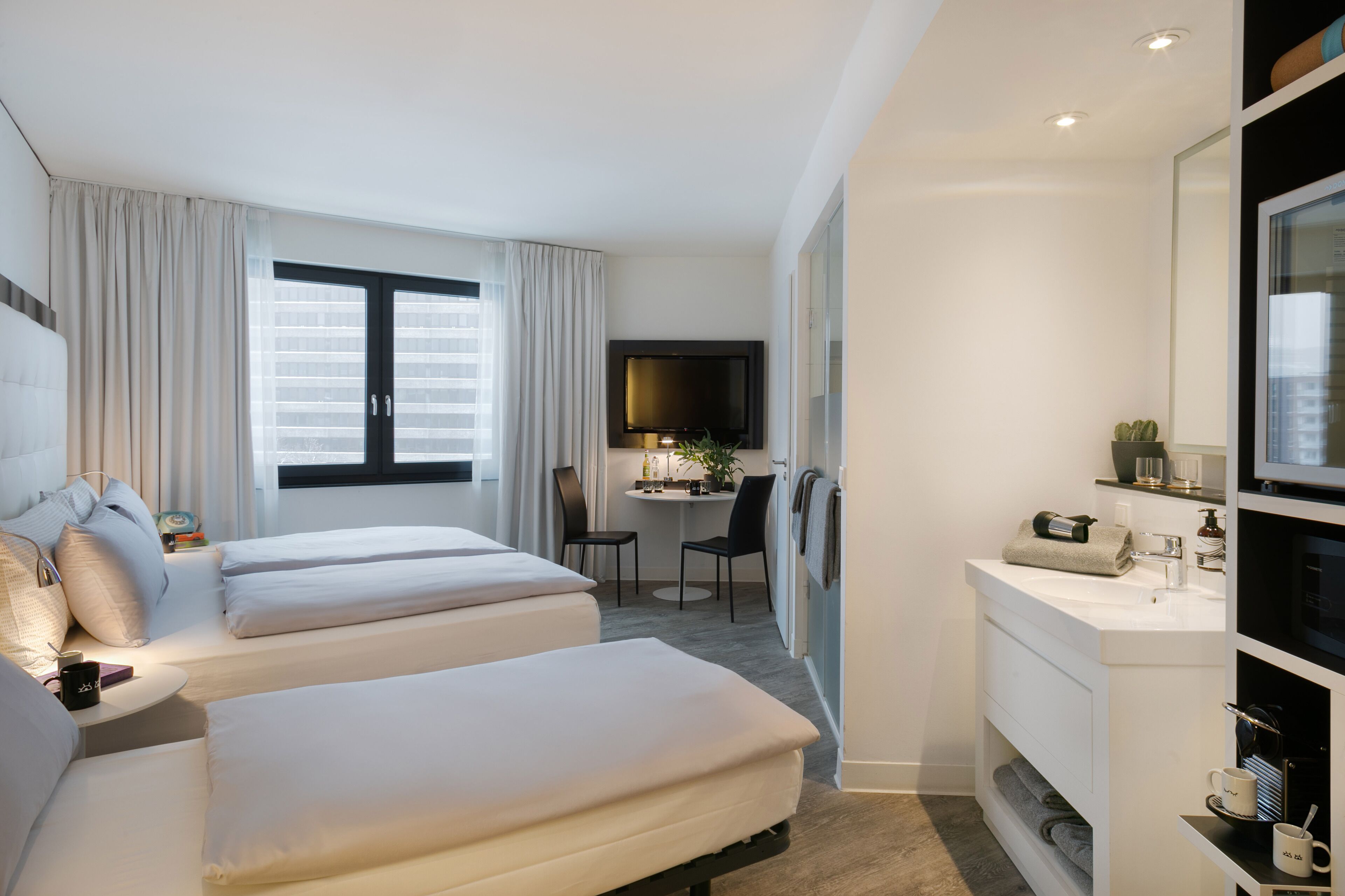 Minibaari, tallelokero huoneessa, työpöytä, pimennysverhot