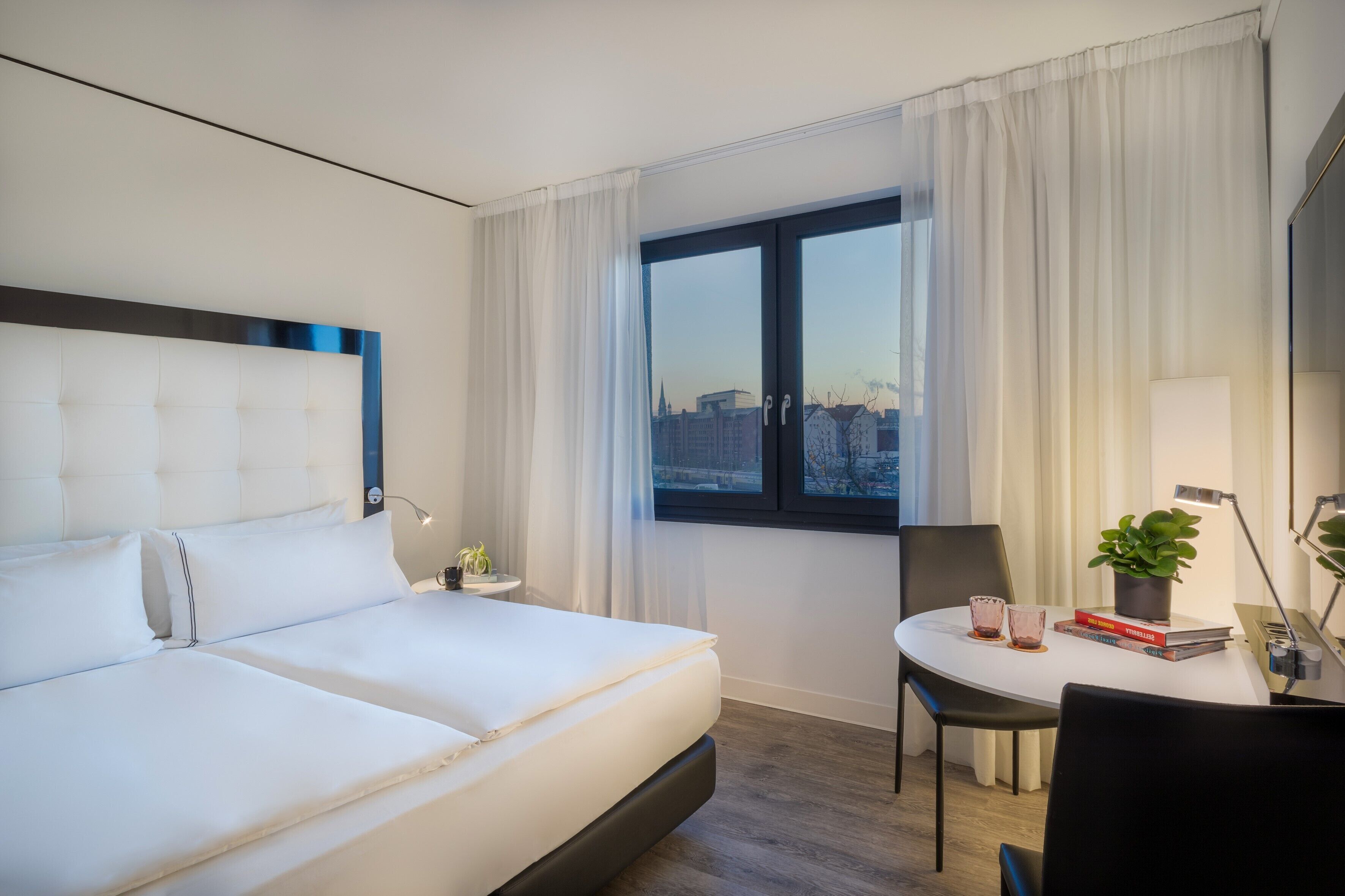 迷你吧、客房内保险箱、办公桌、遮光窗帘