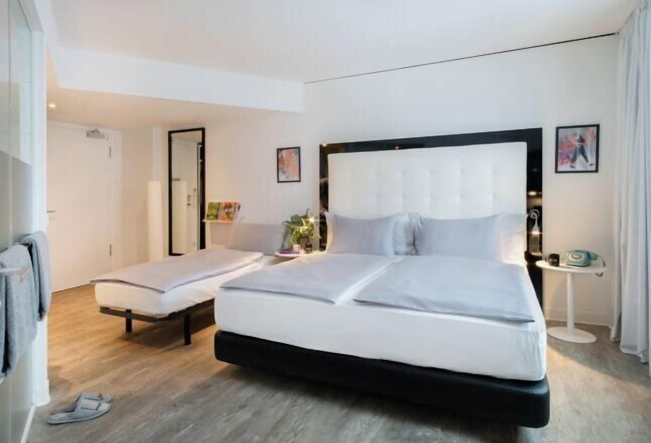 Frigobar, cofres nos quartos, escrivaninha, cortinas blackout