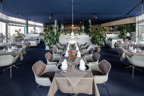 2 restaurants; breakfast, lunch and dinner served  - TOP Apartments Roth am Strande (Sylt)