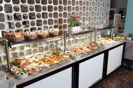 Se ofrece un desayuno bufé todos los días (por un coste adicional). TOP Apartments Roth am Strande
