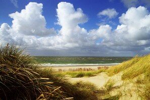 På stranden