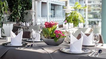 2 restaurants servant le petit déjeuner, spécialités Cuisine locale