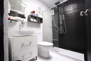 Shower, towels - Q&D Sweet Mansion3 (Pattaya)