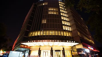 Overnatningsstedets facade – aften/nat