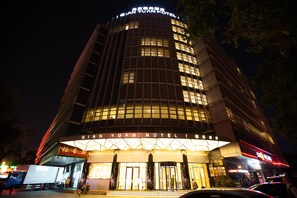 Front of property - evening/night - BeiJing Qianyuan Hotel (Beijing)