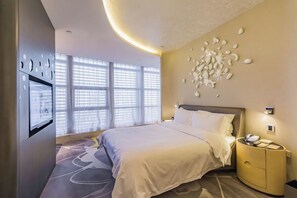 Habitación Deluxe | Minibar, caja fuerte, escritorio y cortinas opacas