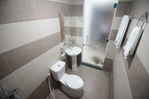 Free toiletries, hair dryer, slippers, towels - Poetic Hue Hotel (Hue)