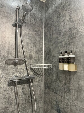 Deluxe kamer, 1 twee- of 2 eenpersoonsbedden, en-suite badkamer (Room 08) | Badkamer | Een haardroger, handdoeken