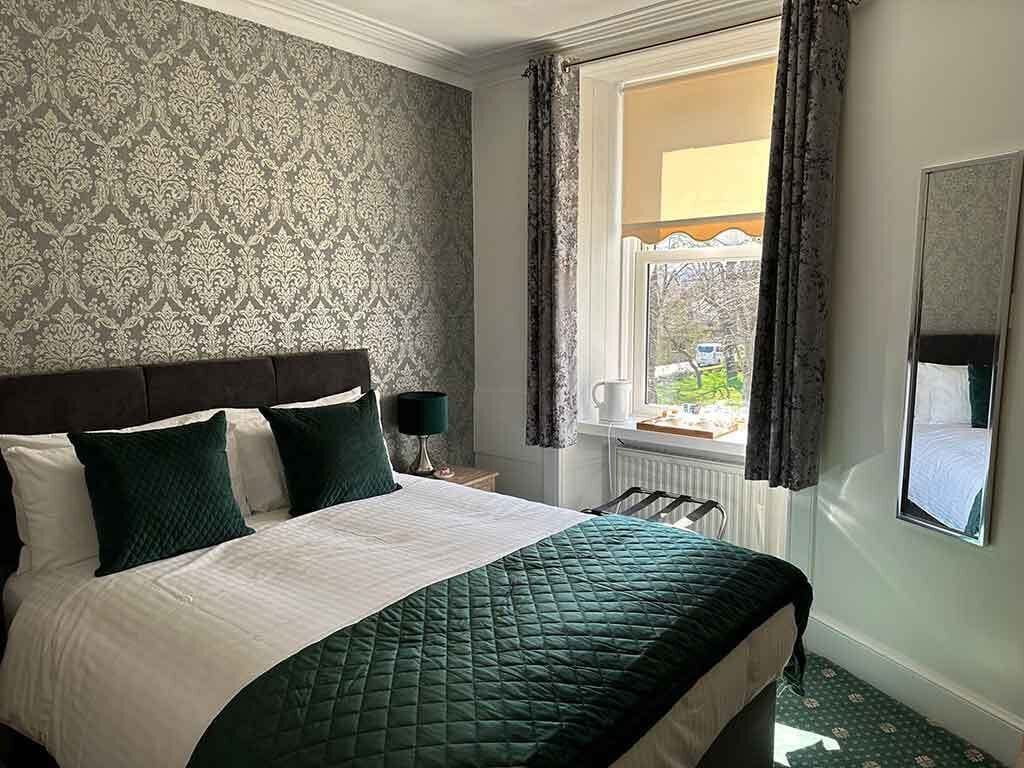 Fer et planche à repasser, draps fournis