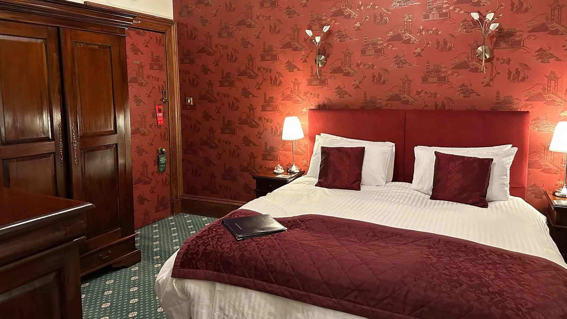 Fer et planche à repasser, draps fournis