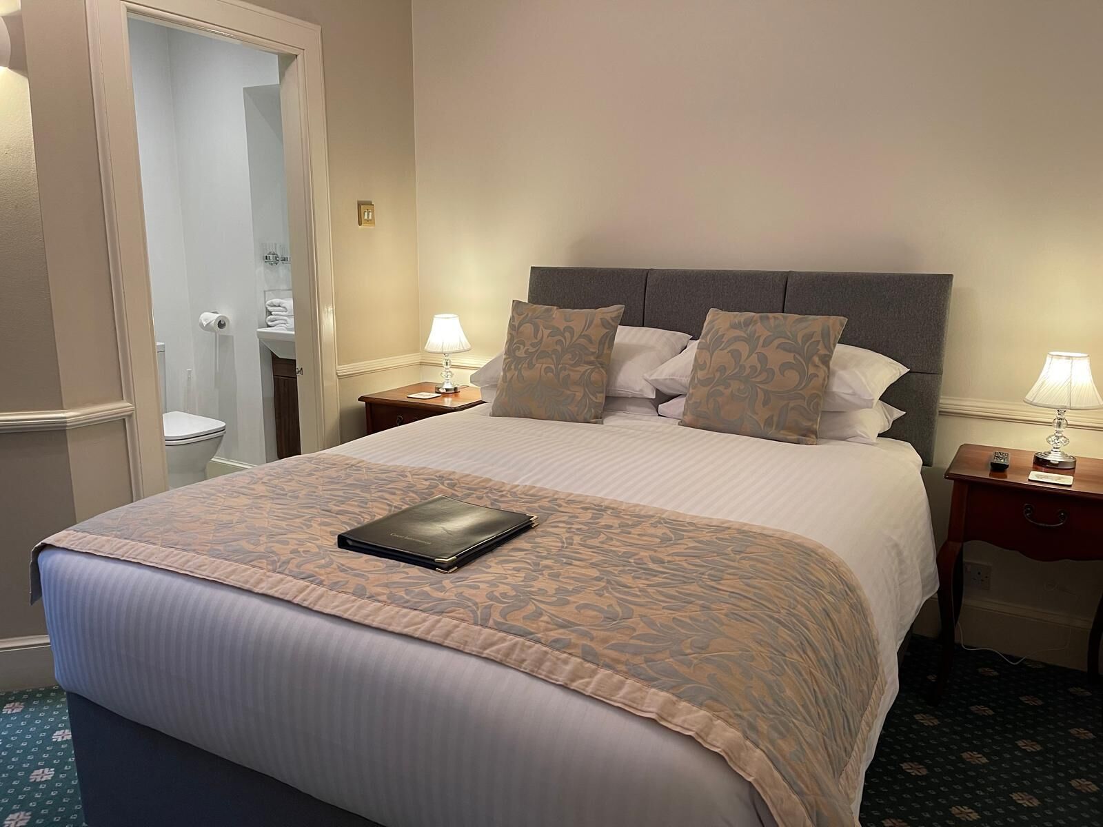 Fer et planche à repasser, draps fournis