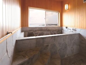 Executive-sviitti, 2 makuuhuonetta | Kylpyhuone | Erillinen kylpyamme ja suihku, syvä kylpyamme, ilmaiset hygieniatuotteet