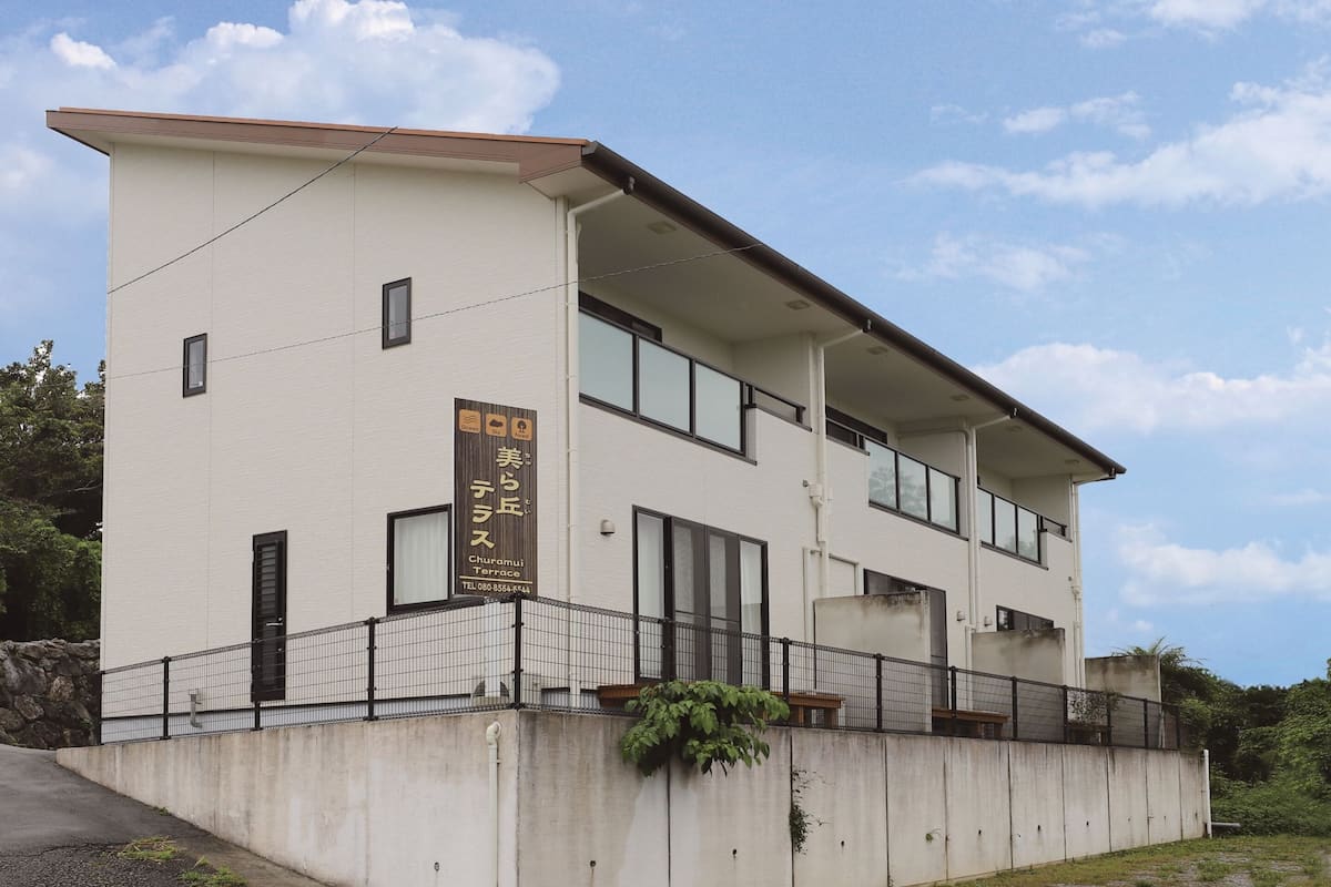 3 habitaciones, cortinas blackout y ropa de cama