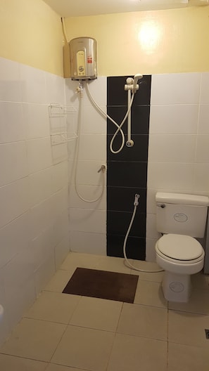 Superior-værelse | Badeværelse | Bruser, gratis toiletartikler, håndklæder