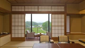 Minibar, in-room safe