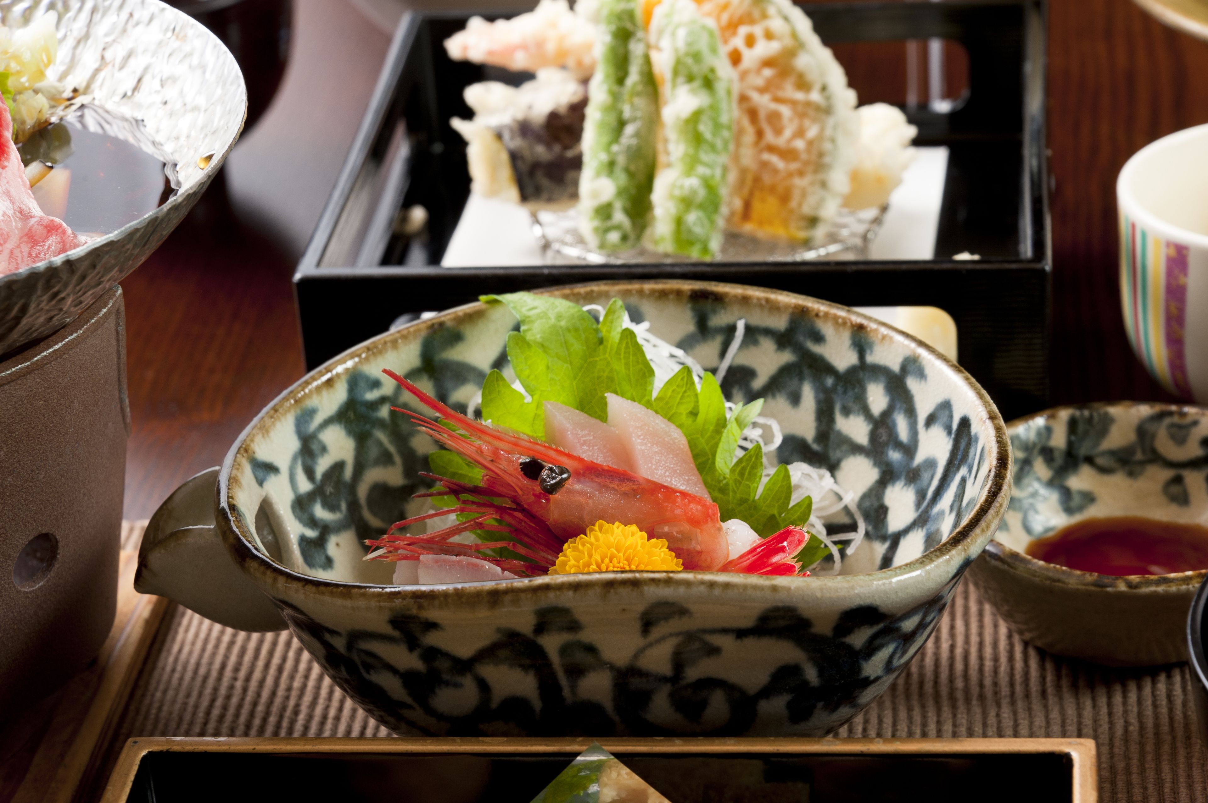 Eine traditionelle japanische Mahlzeit mit Sashimi und Sushi auf einer Platte.