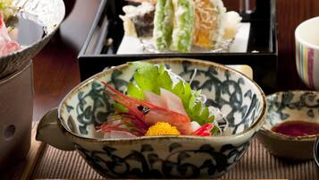 Eine traditionelle japanische Mahlzeit mit Sashimi und Sushi auf einer Platte.