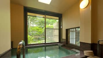 傳統客房 (Japanese Open Air Bath, Tsubakien) | 浴室 | 免費梳洗用品、拖鞋、坐浴桶、提供毛巾