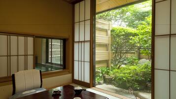 Tavanomainen huone (Japanese Open Air Bath, Tsubakien) | Minibaari, tallelokero huoneessa