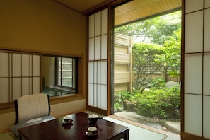 Quarto tradicional (Japanese Open Air Bath, Tsubakien) | Frigobar, cofres nos quartos
