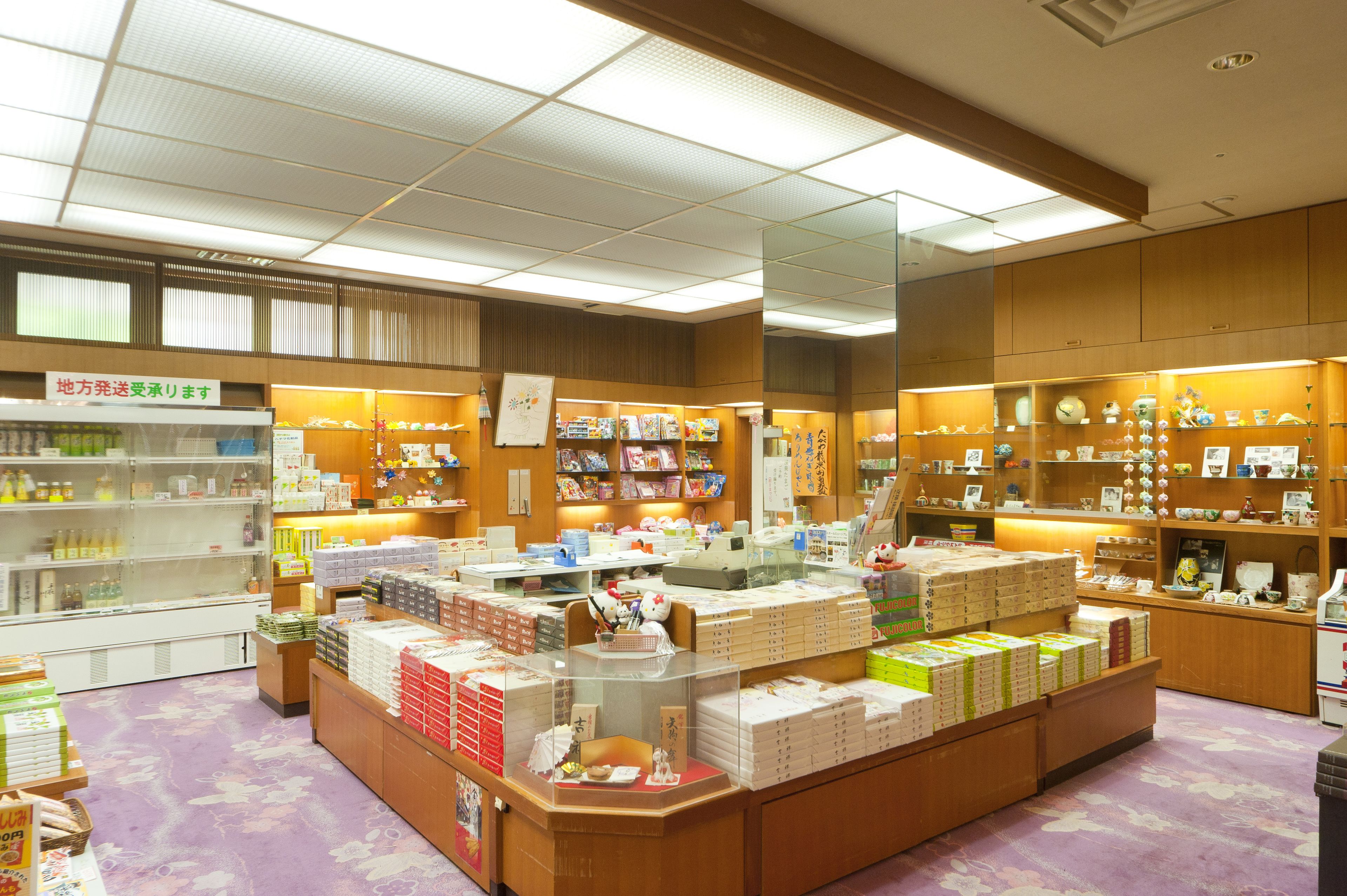 Una librería con numerosas estanterías llenas de libros y diversos artículos a la venta.