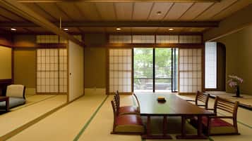 豪華客房 (Japanese Open Air Bath, Kissyotei) | 迷你吧、房內夾萬