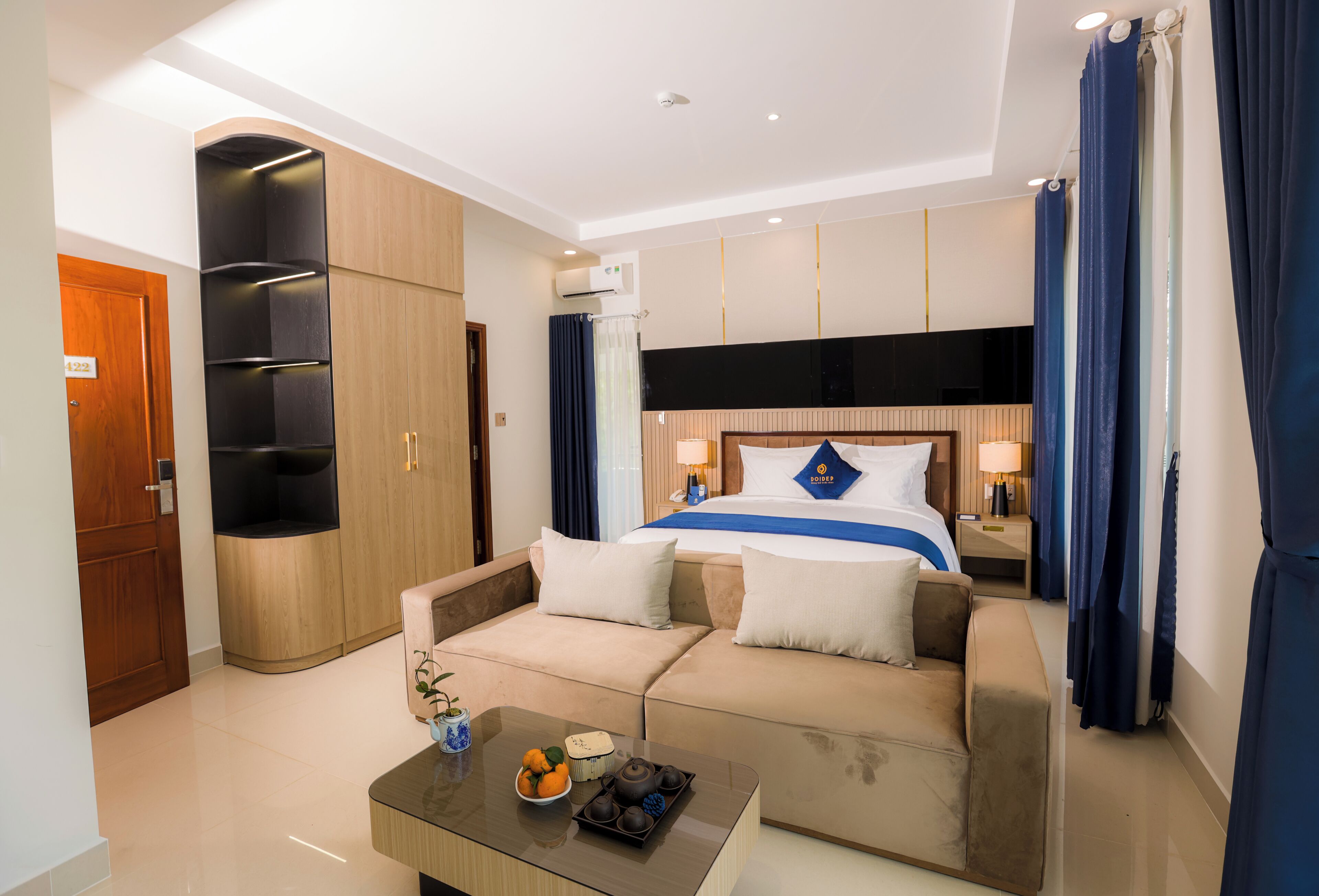 Premier Room | Peralatan tempat tidur premium, bar mini, peti besi dalam bilik, meja 