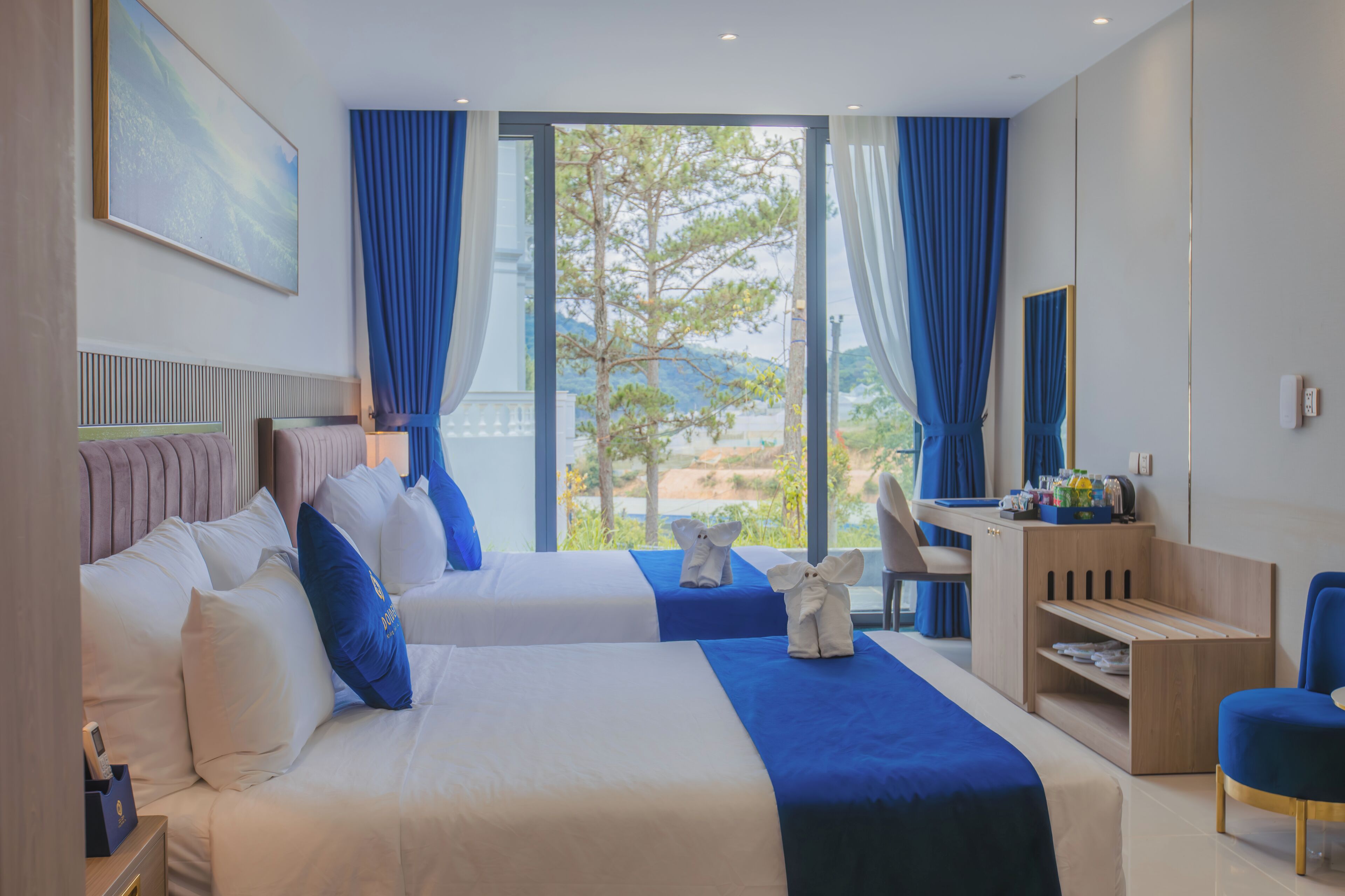 Family Room | Peralatan tempat tidur premium, bar mini, peti besi dalam bilik, meja 