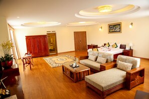Premium bedding, minibar, in-room safe, desk - Thuy Hoang Nguyen Hotel Resort & Spa (Lac Duong)