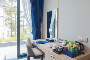 Familiekamer | Luxe beddengoed, een minibar, een kluis op de kamer, een bureau