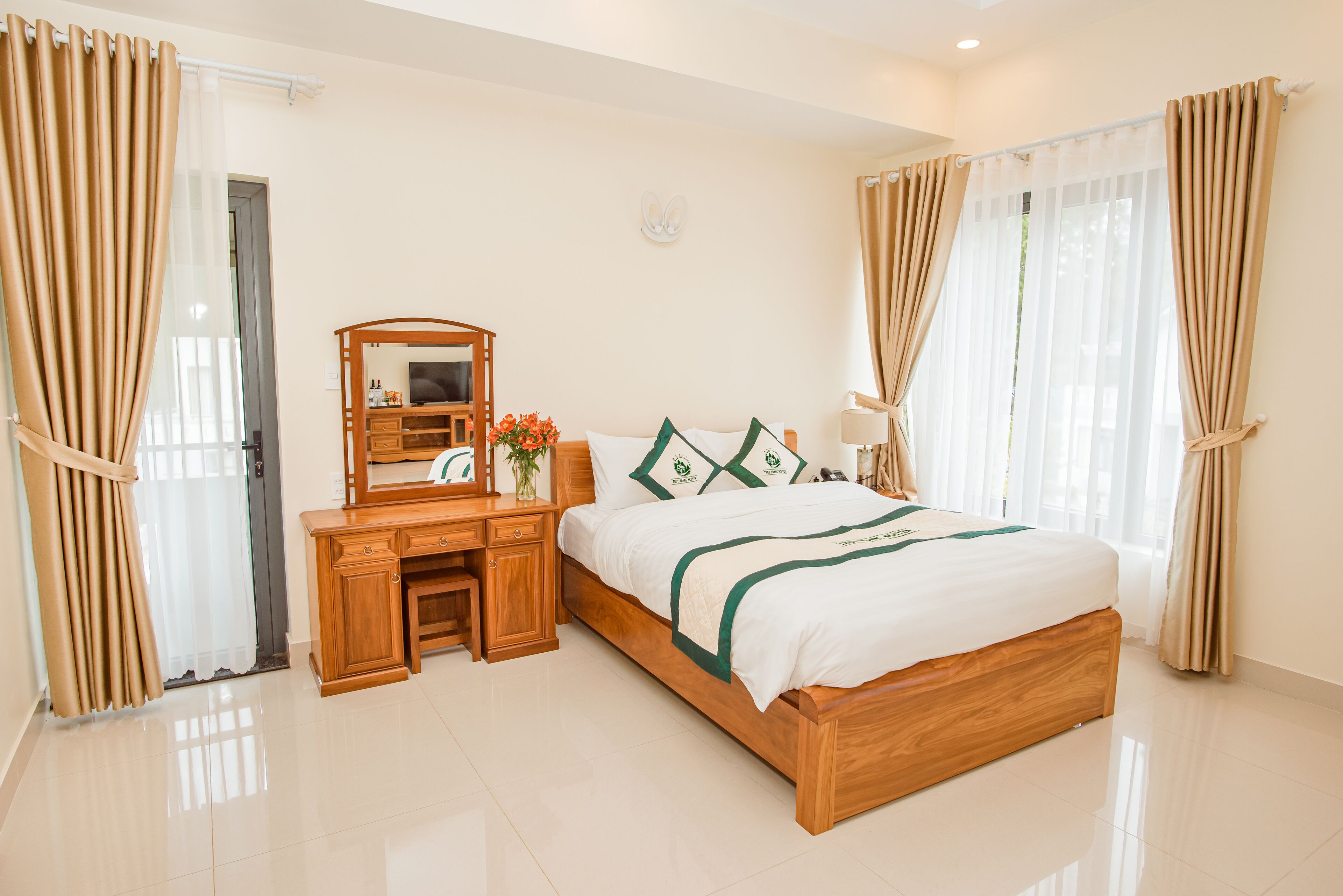 家庭客房 | 高級寢具、迷你吧、房內夾萬、書桌