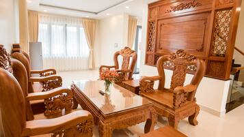 Family Room | Living area | 40-inch flat-screen TV with cable channels, TV