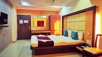 Suite | 1 bedroom, in-room safe, desk, blackout drapes