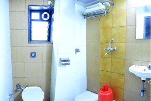 Shower, towels - Sai Sharan Stay Inn (Navi Mumbai)