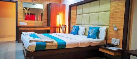 Suite | In-room safe, desk, blackout curtains, soundproofing