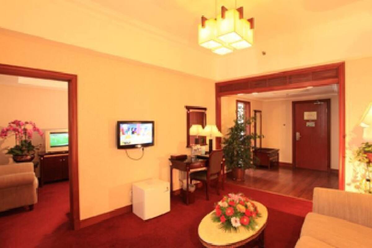 Business Suite | Minibar, in-room safe, desk, blackout drapes