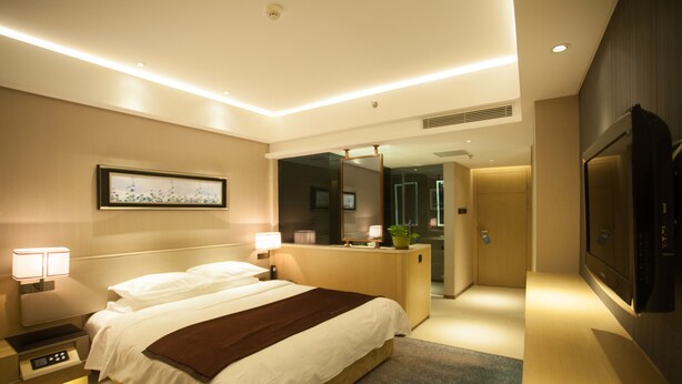 Boutique Queen Room | Minibar, in-room safe, desk, blackout curtains