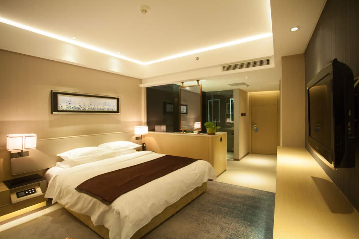 Boutique Queen Room | Minibar, in-room safe, desk, blackout drapes