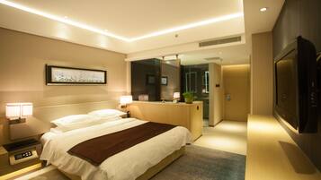 Minibar, caja de seguridad en la habitación y escritorio