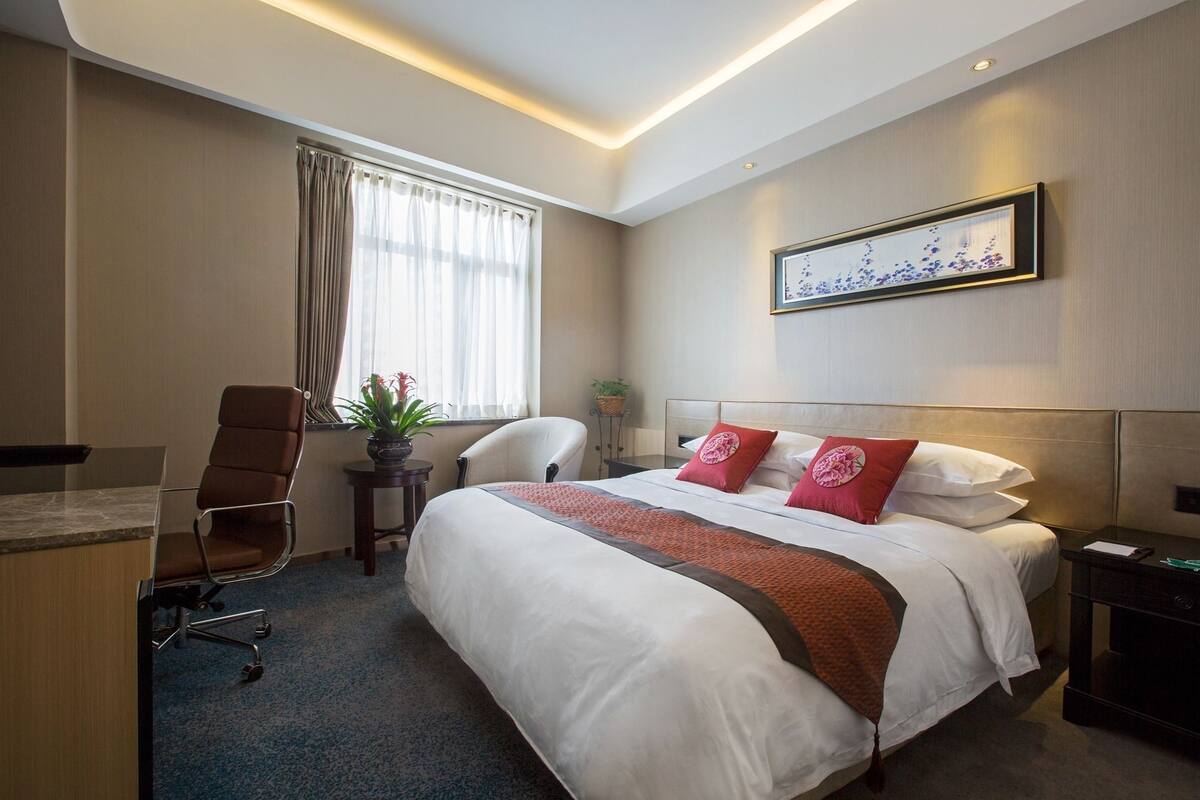 Standard Queen Room | Minibar, in-room safe, desk, blackout drapes