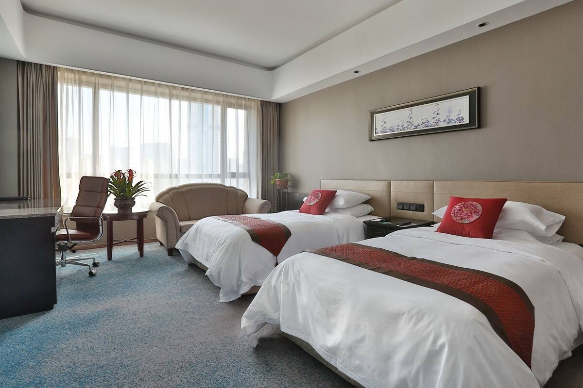 Business Twin Room | Minibar, in-room safe, desk, blackout drapes