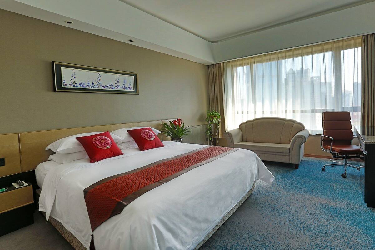 Business Queen Room | Minibar, in-room safe, desk, blackout drapes