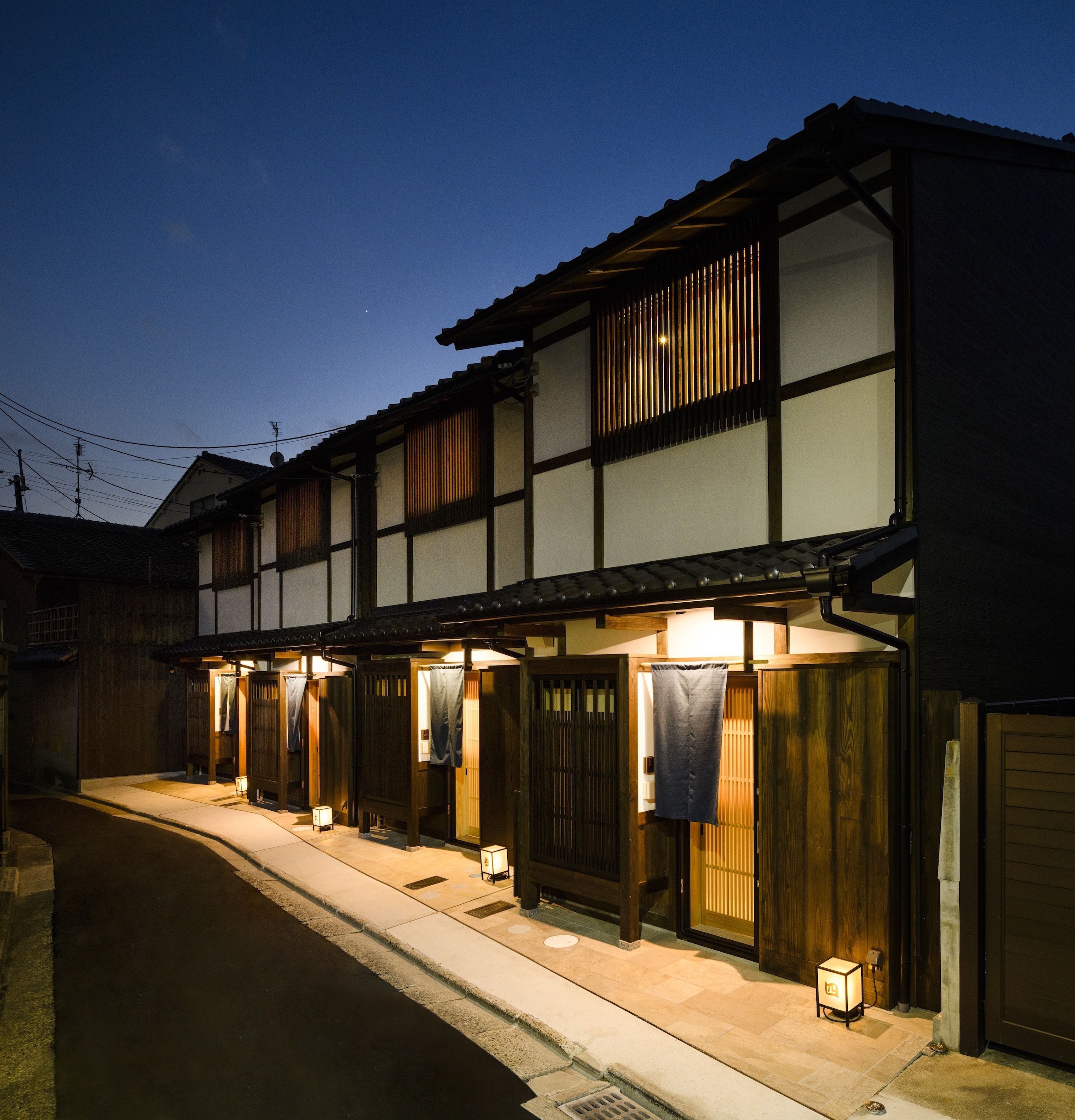 住宿正面 - 傍晚/夜晚