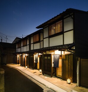 Façade de lâhĂ©bergement â soirĂ©e/nuit